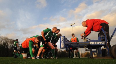 19.11.09 - Wales Rugby Training - Dan Lydiate, Craig Mitchell, Huw Bennett and Duncan Jones pack down during training. 