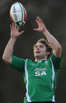 19.11.09 - Wales Rugby Training - Leigh Halfpenny in action during training. 