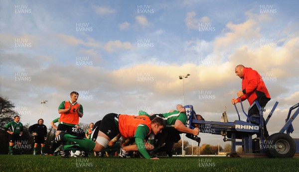 19.11.09 - Wales Rugby Training - Dan Lydiate packs down during training. 