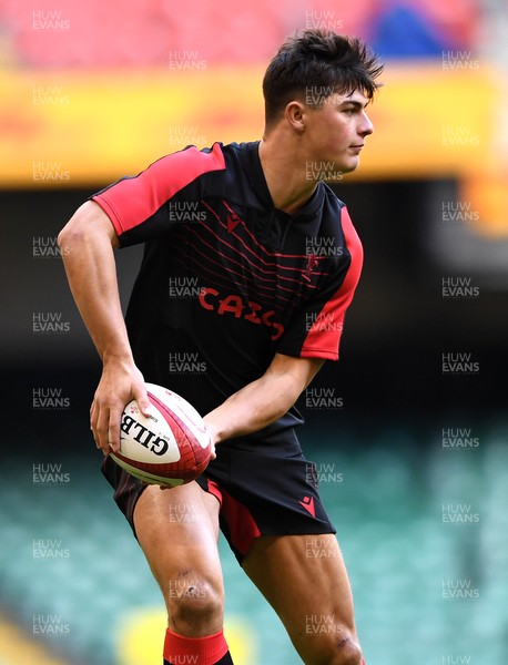 191121 - Wales Rugby Training - Louis Rees-Zammit during training