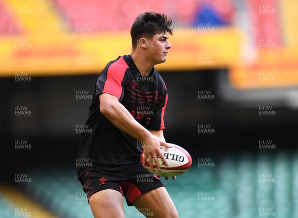 191121 - Wales Rugby Training - Louis Rees-Zammit during training