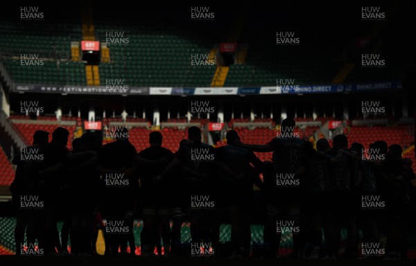 191121 - Wales Rugby Training - Players huddle during training