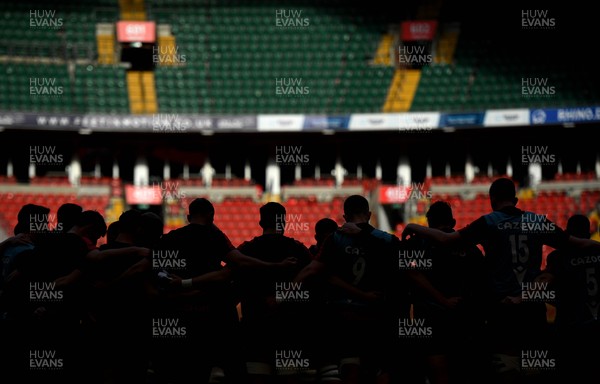 191121 - Wales Rugby Training - Players huddle during training