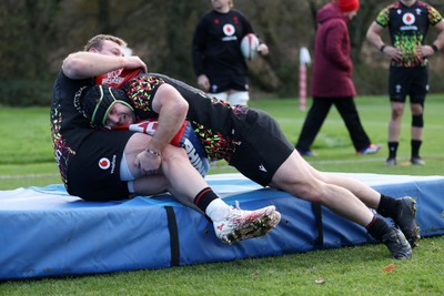 191125 - Wales Rugby Training ahead of their game this weekend against New Zealand - Harri Deaves during training