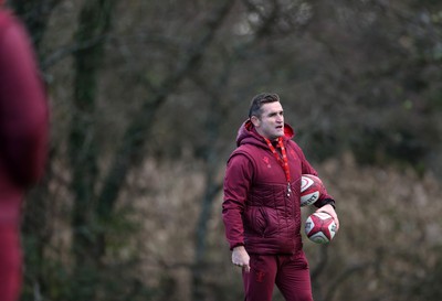 191125 - Wales Rugby Training ahead of their game this weekend against New Zealand - Huw Bennett, Head of Physical Performance during training