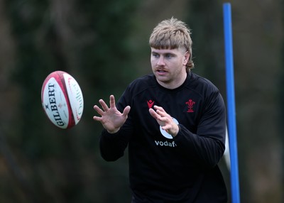 191125 - Wales Rugby Training ahead of their game this weekend against New Zealand - Aaron Wainwright during training