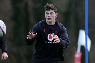 191125 - Wales Rugby Training ahead of their game this weekend against New Zealand - Louis Rees-Zammit during training