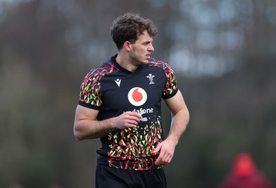 191125 - Wales Rugby Training ahead of their game this weekend against New Zealand - Louie Hennessey during training