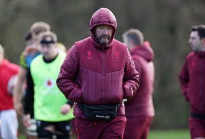 191125 - Wales Rugby Training ahead of their game this weekend against New Zealand - Dr Geoff Davies, National Team Doctor during training