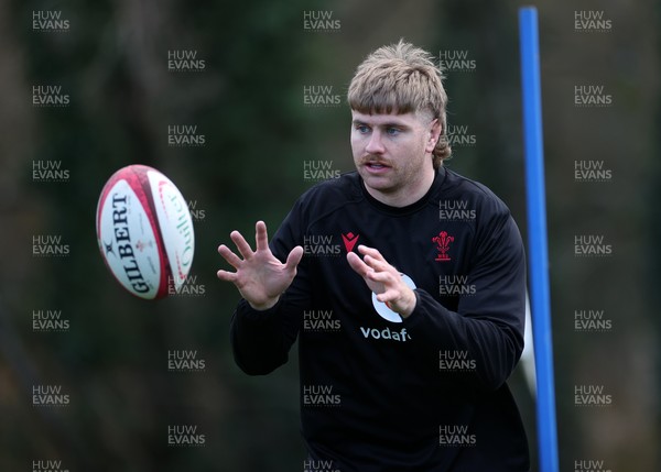 191125 - Wales Rugby Training ahead of their game this weekend against New Zealand - Aaron Wainwright during training