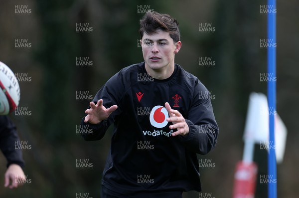191125 - Wales Rugby Training ahead of their game this weekend against New Zealand - Louis Rees-Zammit during training