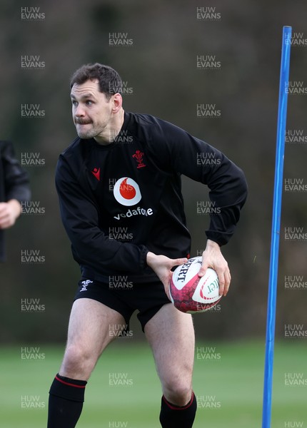 191125 - Wales Rugby Training ahead of their game this weekend against New Zealand - Tomos Williams during training