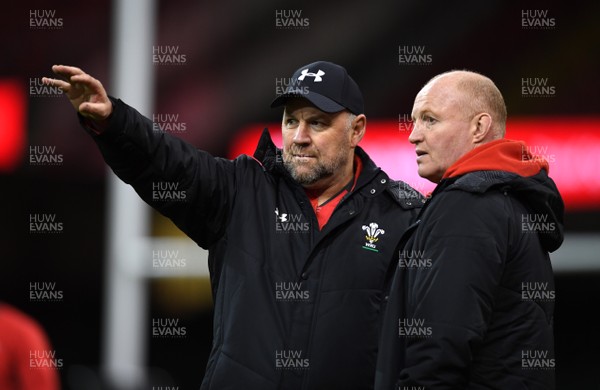 200220 - Wales Rugby Training - Wayne Pivac and Martyn Williams during training