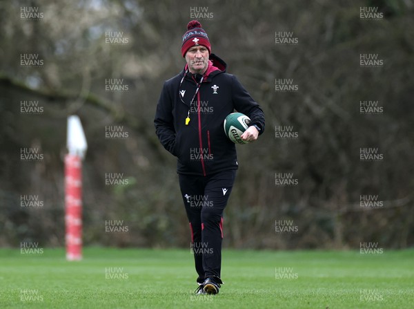 200224 - Wales Rugby Training in the week leading up to their 6 Nations game against Ireland - Alex King, Attack Coach during training