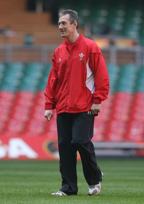 20.03.09 - Wales Rugby Wales backs coach Rob Howley oversees a training session ahead of his sides Six Nations decider against Ireland tomorrow (Sat) 