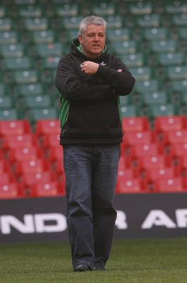 20.03.09 - Wales Rugby Wales head coach Warren Gatland oversees a training session ahead of his sides Six Nations decider against Ireland tomorrow (Sat) 