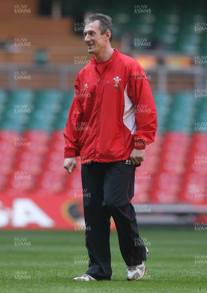 20.03.09 - Wales Rugby Wales backs coach Rob Howley oversees a training session ahead of his sides Six Nations decider against Ireland tomorrow (Sat) 