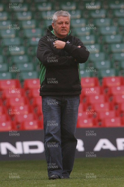 20.03.09 - Wales Rugby Wales head coach Warren Gatland oversees a training session ahead of his sides Six Nations decider against Ireland tomorrow (Sat) 