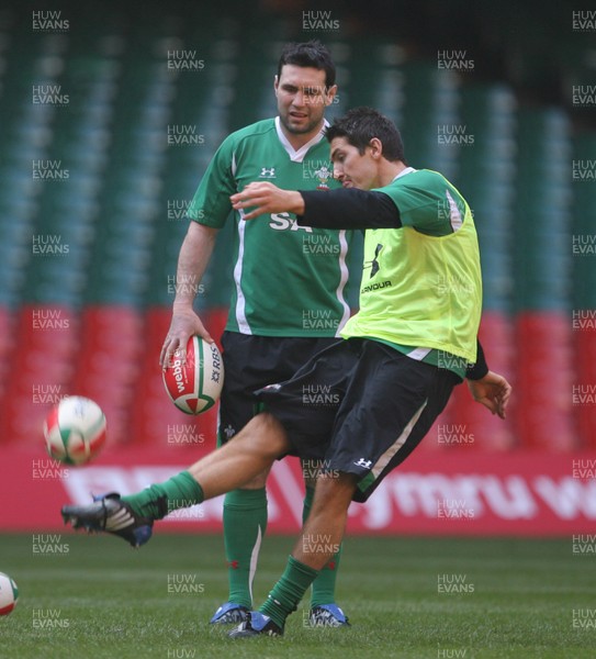 20.03.09 - Wales Rugby Wales James Hook (R) takes part in a training session as Stephen Jones watches ahead of their sides Six Nations decider against Ireland tomorrow (Sat) 