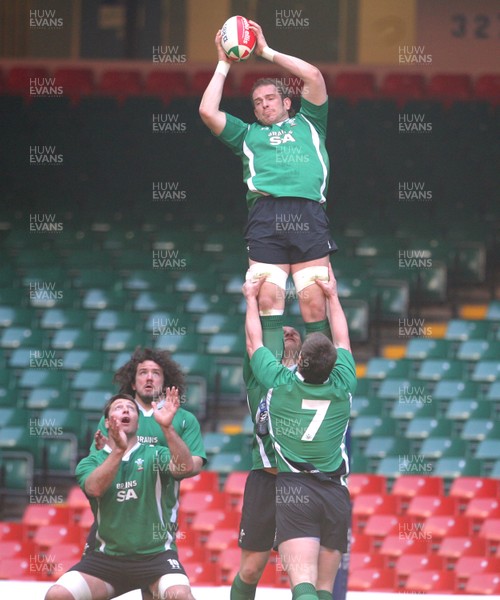 20.03.09 - Wales Rugby Wales Alun Wyn Jones takes part in a training session ahead of his sides Six Nations decider against Ireland tomorrow (Sat) 