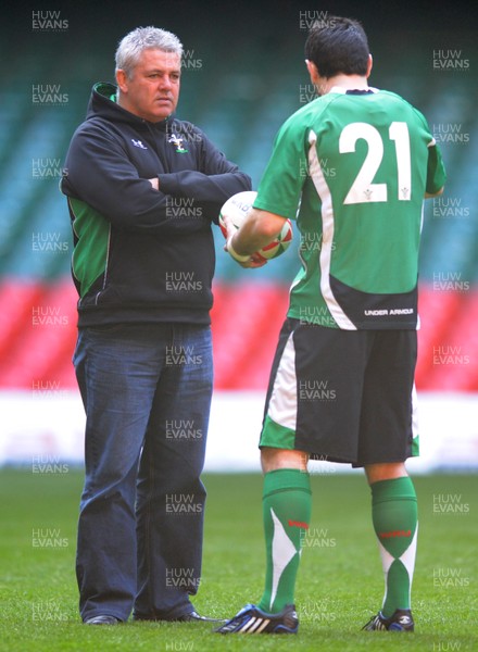 20.03.09 - Wales Rugby Wales head coach Warren Gatland at a training session ahead of his sides Six Nations decider against Ireland tomorrow (Sat) 