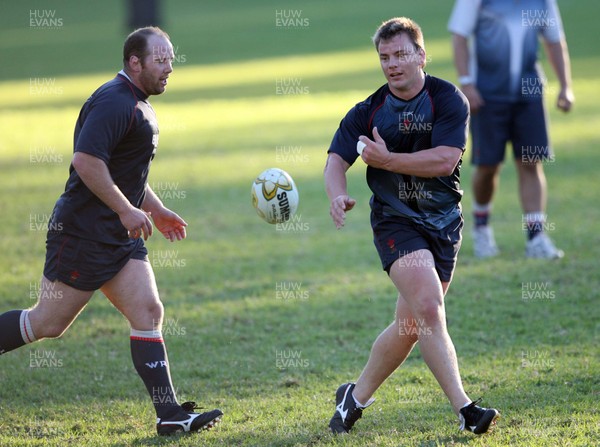 20.05.07  Wales rugby on Tour to Australia Matthew Rees(rt) and Ceri Jones(lt) during  training in Terrigal. 