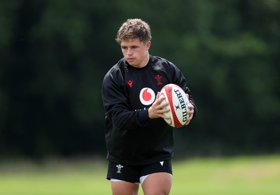 200625 - Wales Rugby Training - Macs Page during training