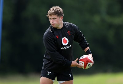 200625 - Wales Rugby Training - Macs Page during training