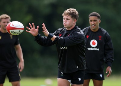 200625 - Wales Rugby Training - Macs Page during training