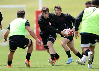 200625 - Wales Rugby Training - James Ratti during training