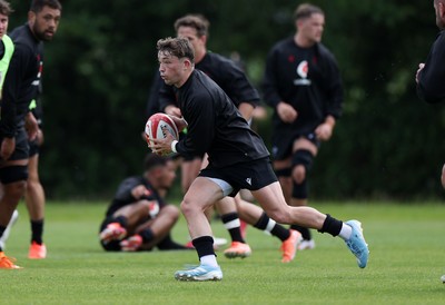 200625 - Wales Rugby Training - Dan Edwards during training