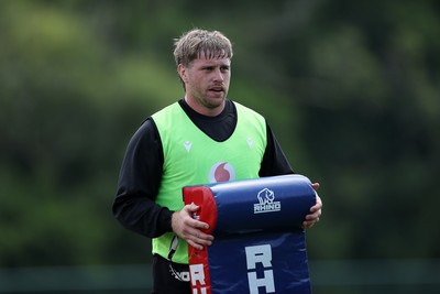 200625 - Wales Rugby Training - Aaron Wainwright during training