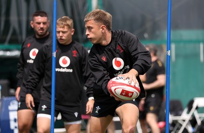 200625 - Wales Rugby Training - Cameron Winnett during training
