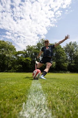 200625 - Wales Rugby Training - Dan Edwards during training