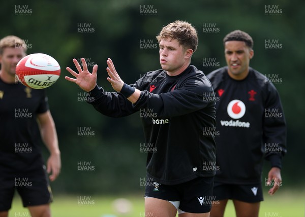 200625 - Wales Rugby Training - Macs Page during training
