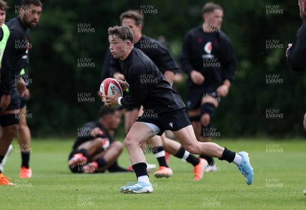 200625 - Wales Rugby Training - Dan Edwards during training