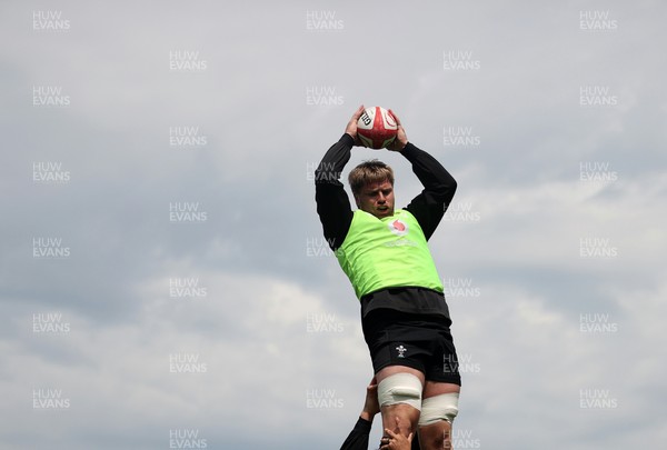 200625 - Wales Rugby Training - Aaron Wainwright during training