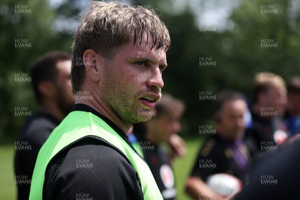 200625 - Wales Rugby Training - Aaron Wainwright during training