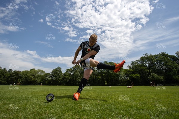 200625 - Wales Rugby Training - Sam Costelow during training