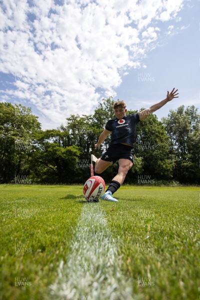 200625 - Wales Rugby Training - Dan Edwards during training