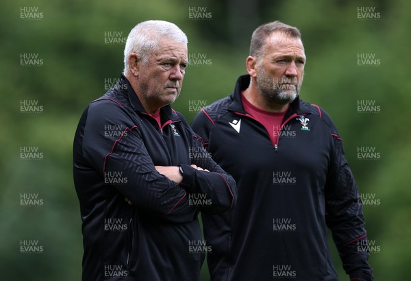 200923 - Wales Rugby Training in the week leading up to their Rugby World Cup game against Australia - Head Coach Warren Gatland and Forwards Coach Jonathan Humphreys during training