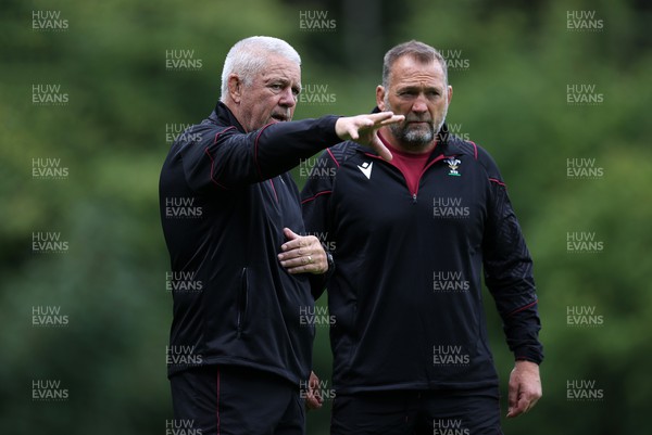 200923 - Wales Rugby Training in the week leading up to their Rugby World Cup game against Australia - Head Coach Warren Gatland and Forwards Coach Jonathan Humphreys during training