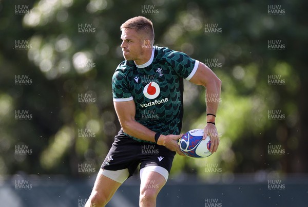 200923 - Wales Rugby Training in the week leading up to their Rugby World Cup game against Australia - Gareth Anscombe during training