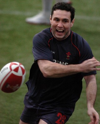20.11.06 - Wales Training - Stephen Jones during training 