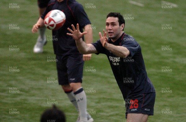 20.11.06 - Wales Training - Stephen Jones during training 