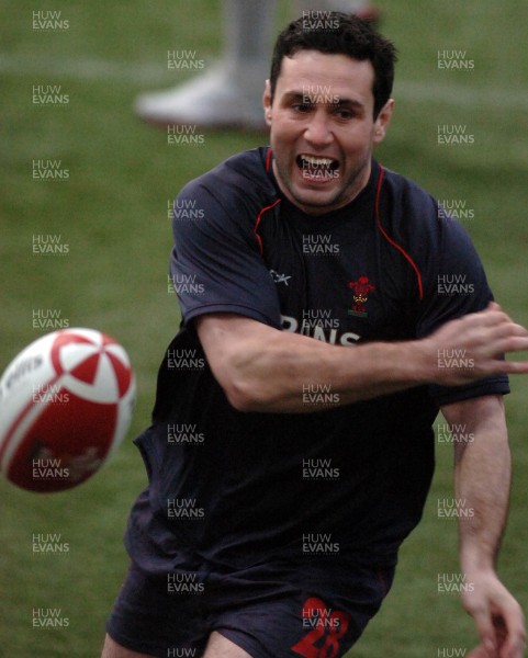 20.11.06 - Wales Training - Stephen Jones during training 