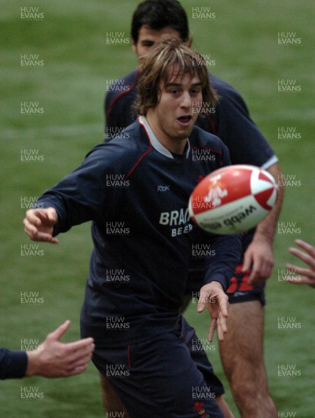 20.11.06 - Wales Training - Ryan Jones during training 