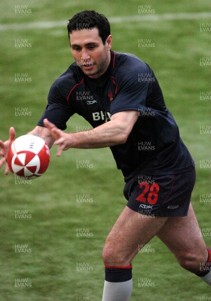 20.11.06 - Wales Training - Stephen Jones during training 