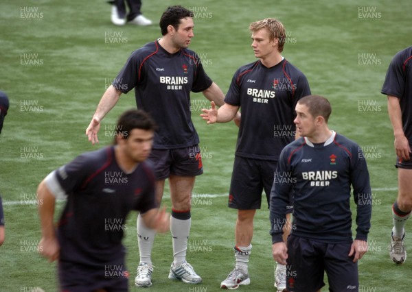 20.11.06 - Wales Training - Stephen Jones and Dwayne Peel (R) talk tactics during training 