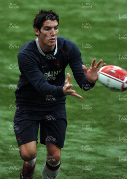 20.11.06 - Wales Training - James Hook during training 